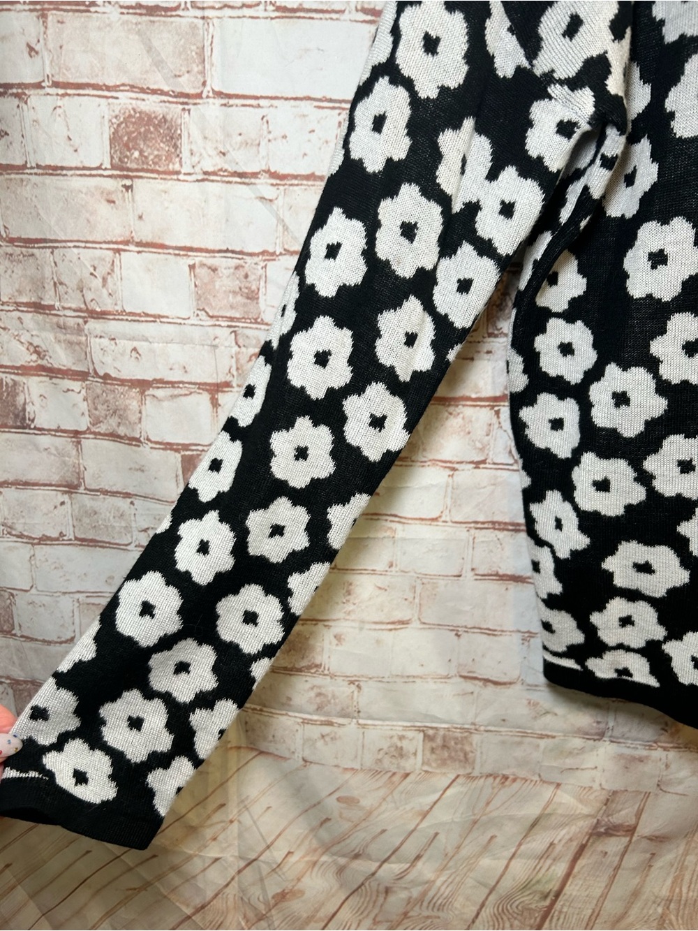 THML Black White Floral Daisy Print Crewneck Sweater Whimsical Mod Preppy Medium - Picture 6 of 9